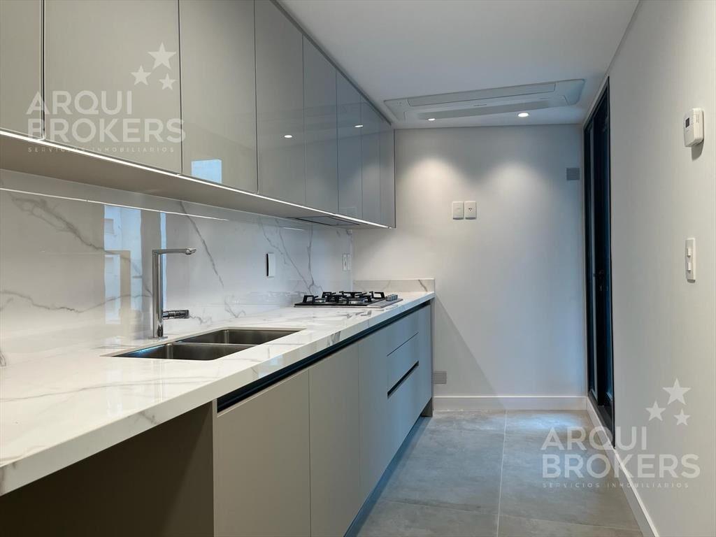 Venta de apartamento con renta de tres dormitorios en Punta