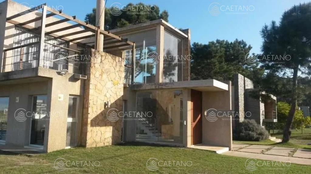 Hermosa casa amarilla de dos plantas con piscina!