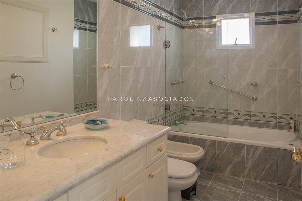 Apartamento de 3 dormitorios en venta frente a Playa Mansa,