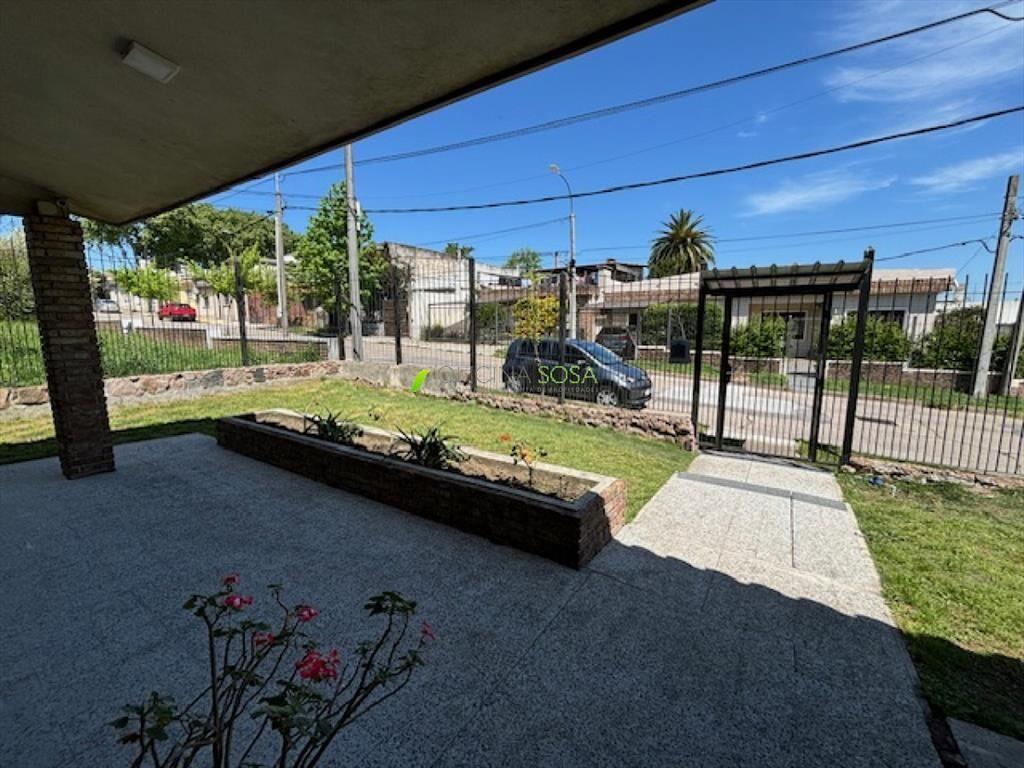Oficina Sosa - Gauchos esquina Raffo chalet de buena constr