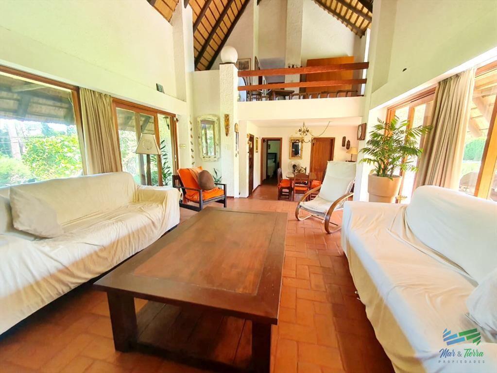 CASA CON GRAN PATIO, PISICNA, TRES DORMITORIOS