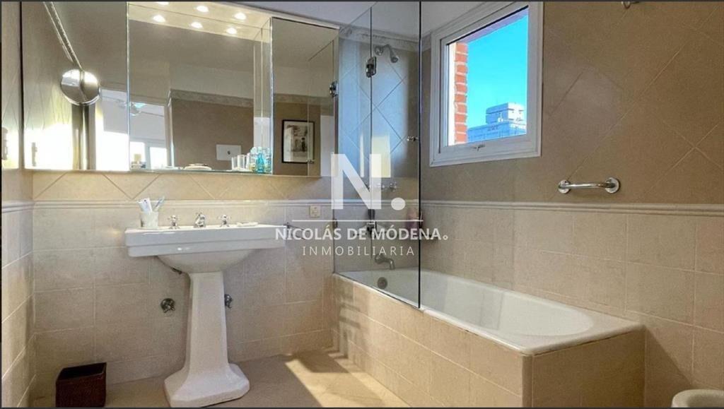 Vende apartamento de 3 dormitorios en Punta del