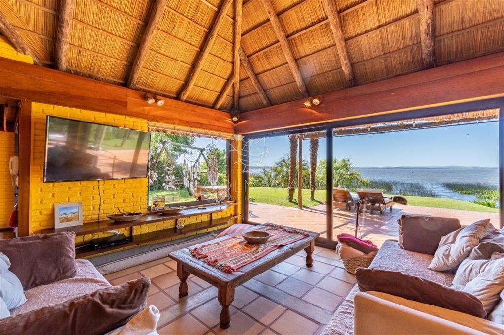 Casa  sobre la Laguna con playita