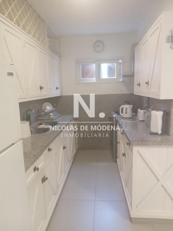 Vende Apartamento de 4 dormitorios,  Punta del