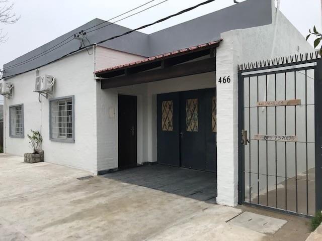 Casa en venta 2 dormitorios y garaje y 4 Apartamentos to...