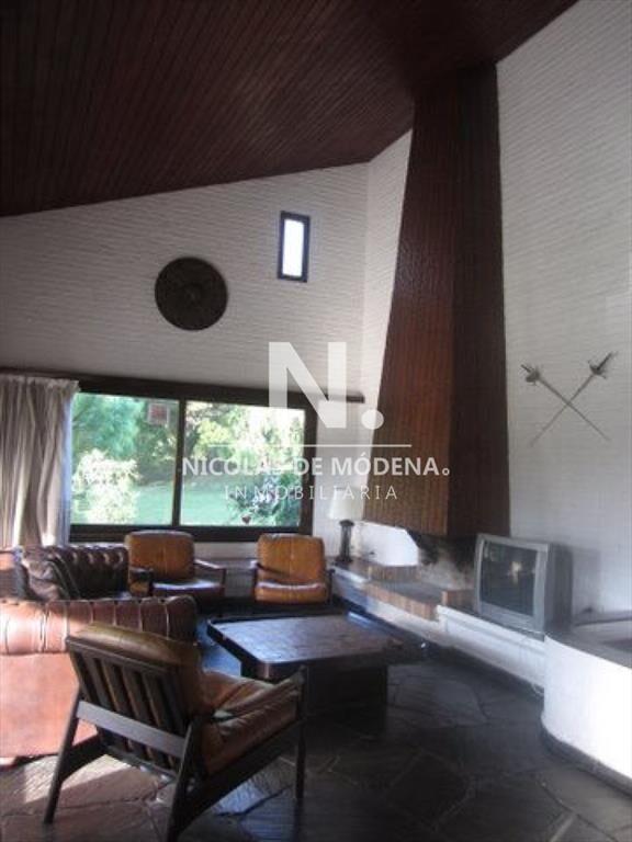 Casa ubicada en zona residencial.
