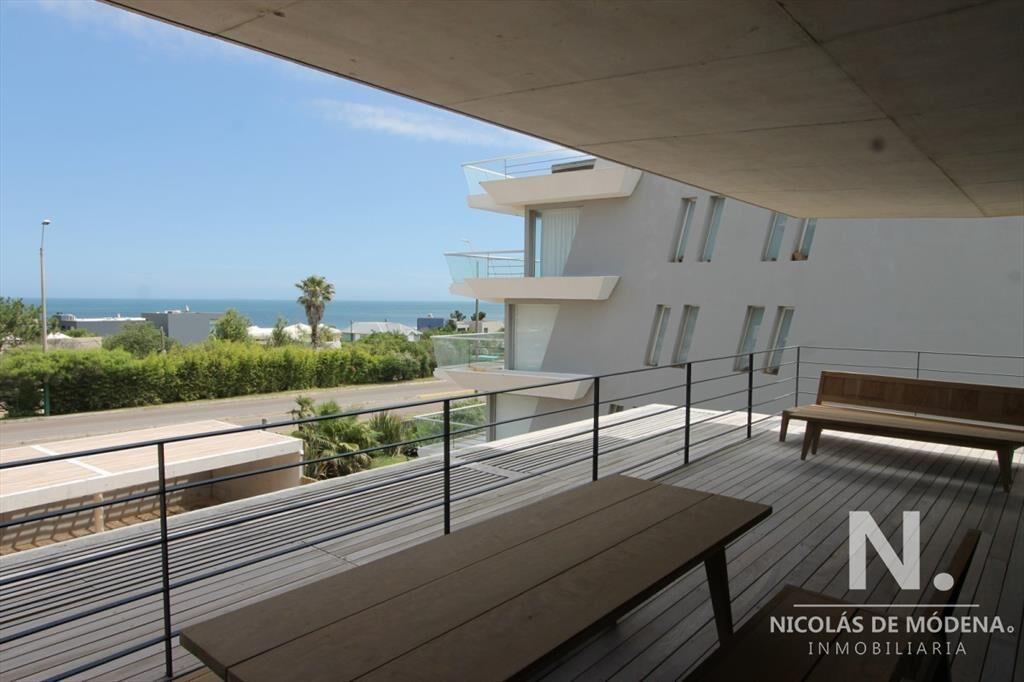 Apartamento en venta en Manantiales de 3 dormitorios con vi
