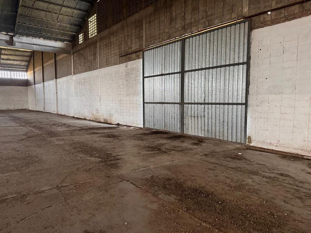 5 naves de 10.590 m2 mas oficinas, próximo Mdeo y Puerto. 1