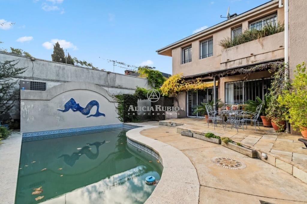 CASA CON PISCINA DE 690 M DE TERRENO EN MIRAFLORES PROXI...