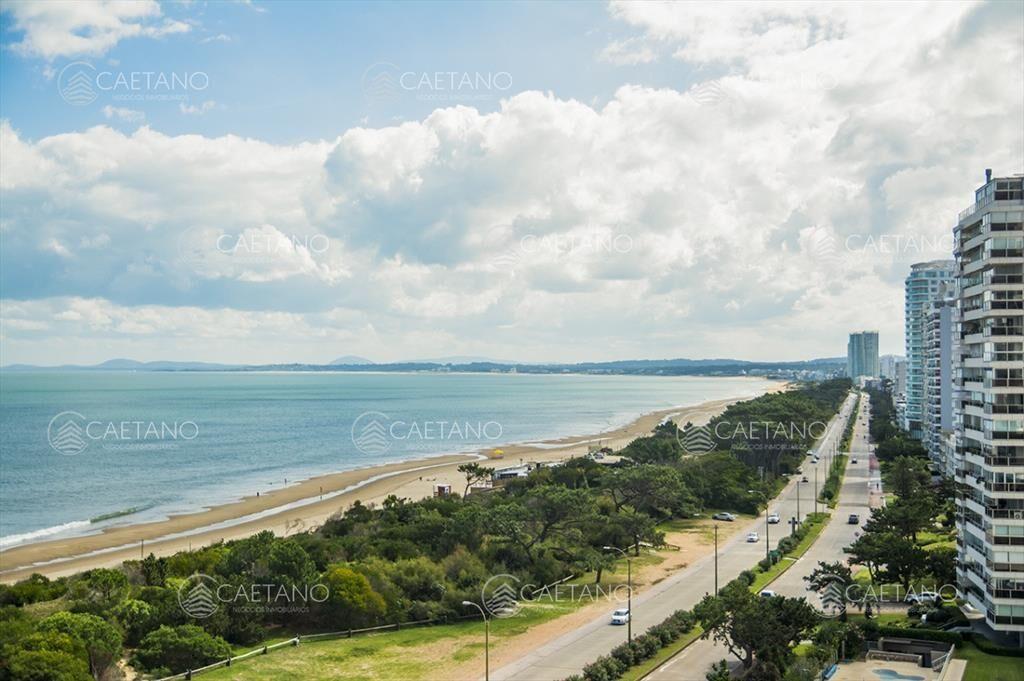 Departamento en venta con amplios ambientes, en