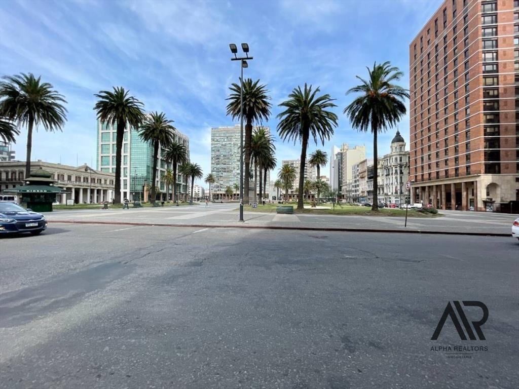 Venta De Local Comercial En Plaza Independencia Con Renta