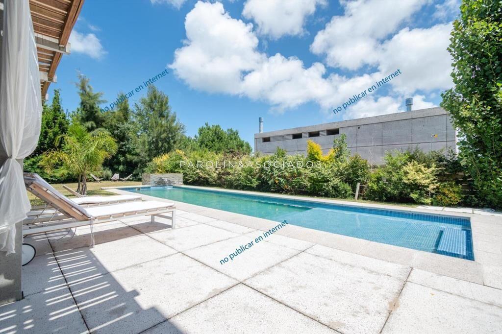 Venta de casa de 4 dormitorios en barrio Punta