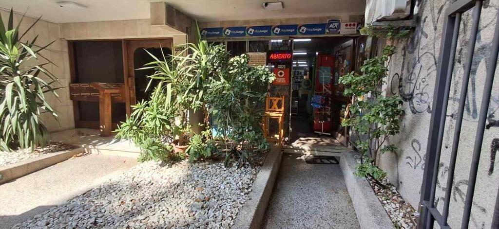 Kiosco al lado de colegio y frente a parada