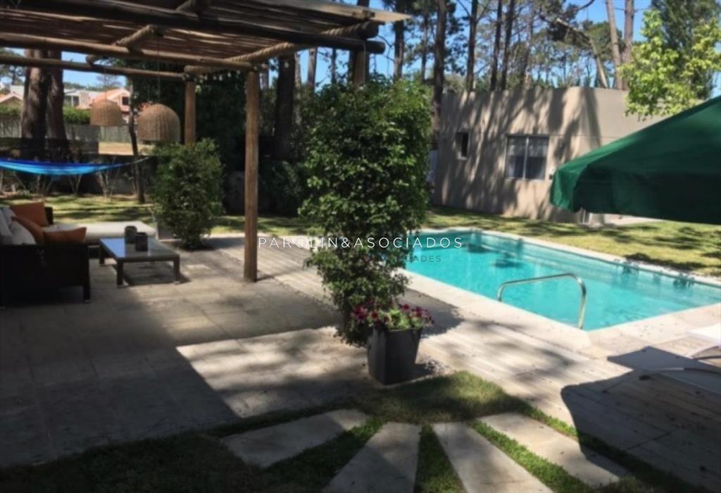 VENTA DE CASA DE 4 DORMITORIOS  EN BARRIO LA DEL