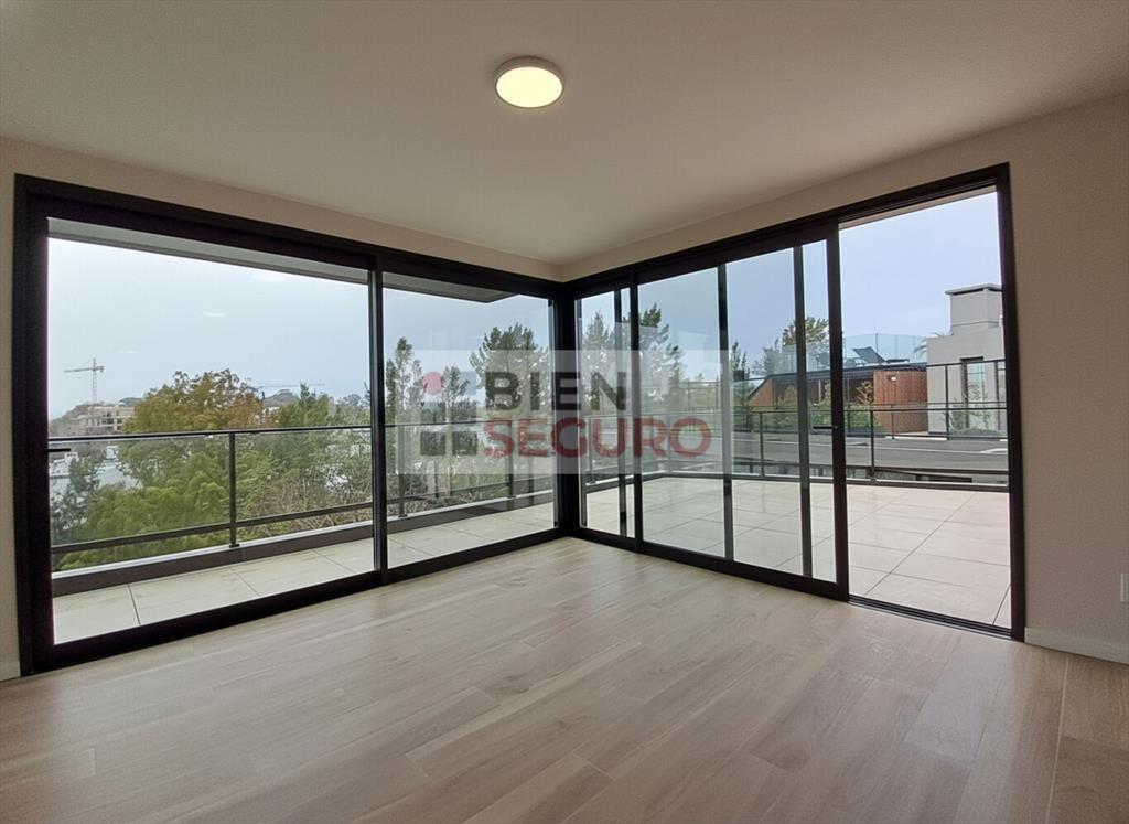 Penthouse de 2 dormitorios en alquiler en Carrasco Norte. C