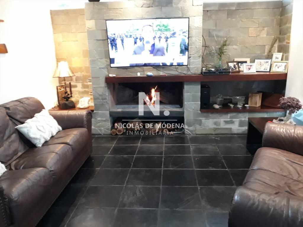 CASA DE 4 DORMITORIOS EN VENTA, FRENTE AL MAR EN