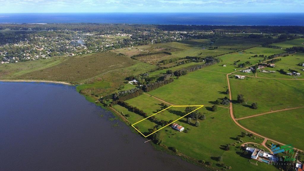 Venta de terreno en Laguna de los Cisnes de 6.700