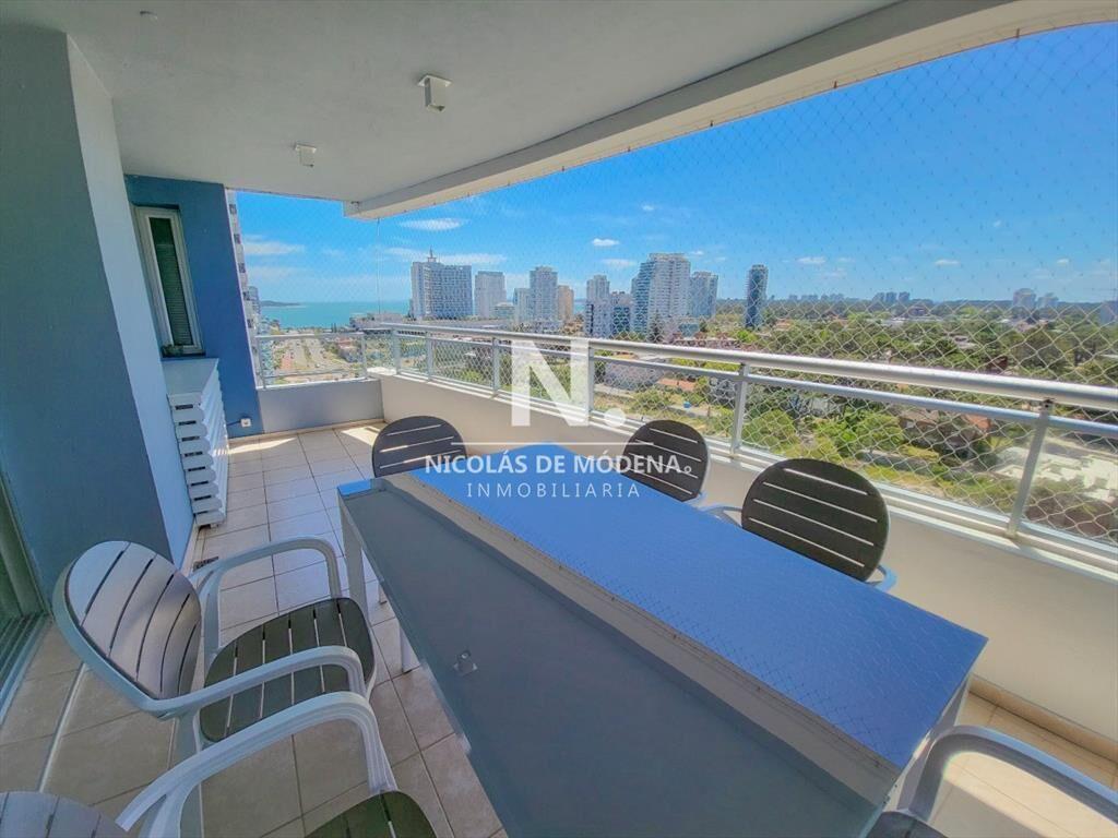 Apartamento de 3 dormitorios en venta Punta del