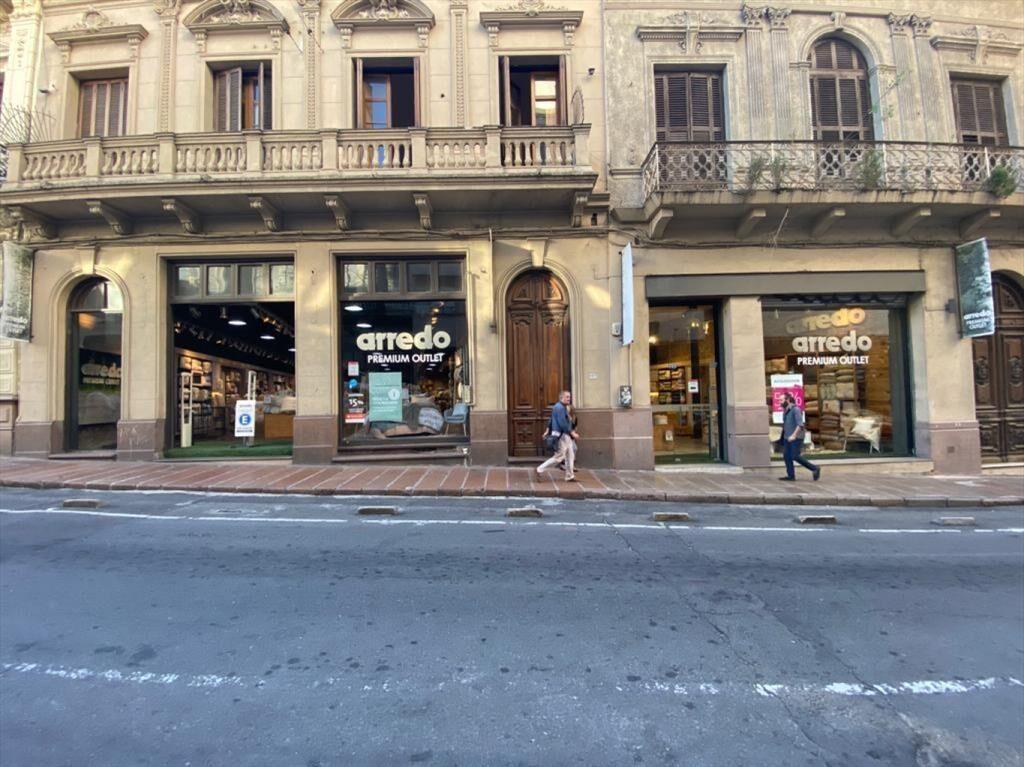 Venta local comercial en cuidad vieja . rincón y Juncal