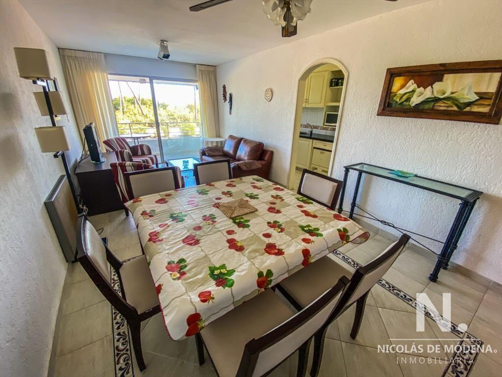 Se vende apartamento en Primera linea playa mansa 2 dormito
