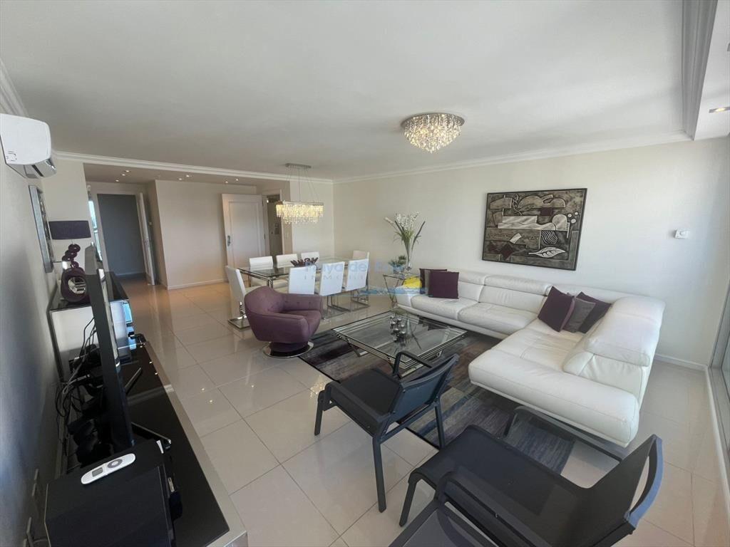 Apartamento en Venta de 3 dormitorios en Punta ,