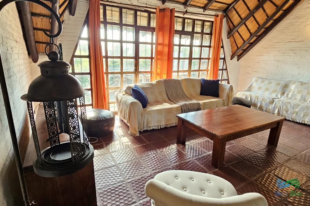 En venta casa 5 dormitorios, piscina, a 1 cuadra