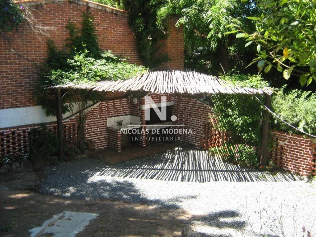 Casa de 3 dormitorios y servicio, cerca de la