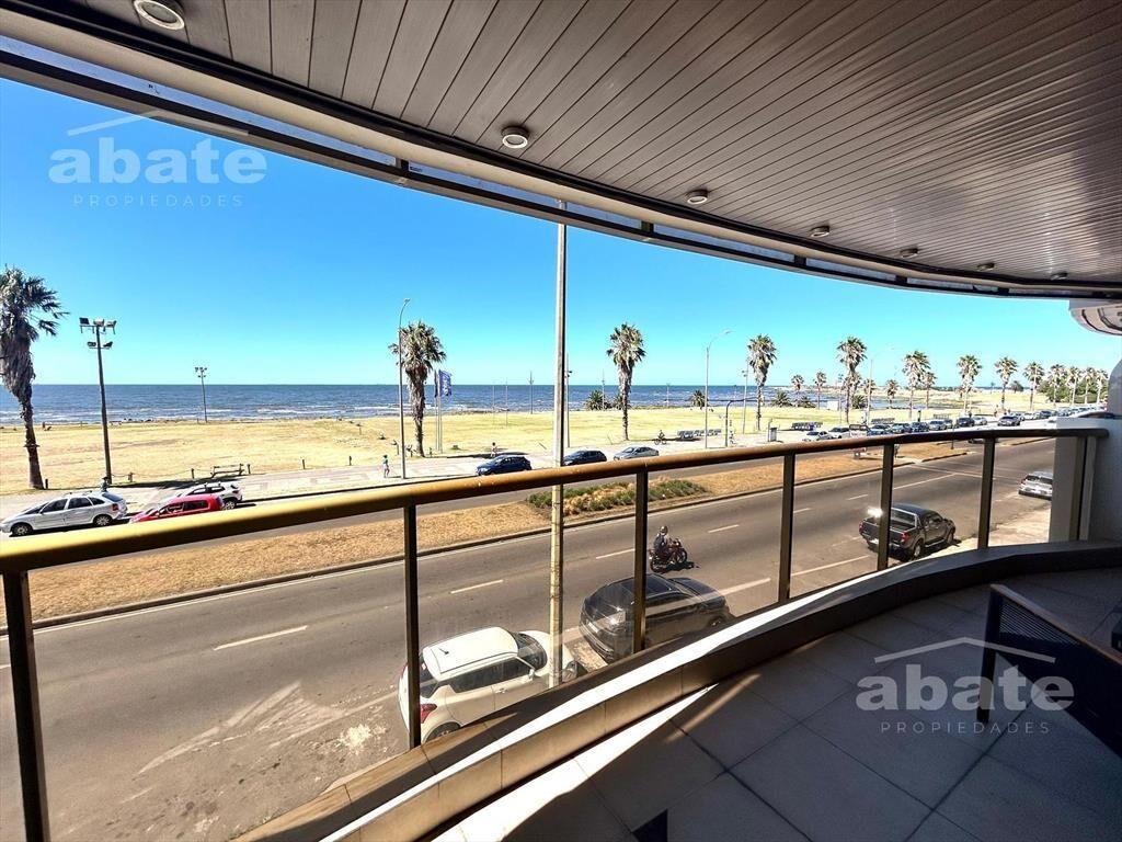 Venta apartamento 4 dormitorios   servicio completo ,Rambla