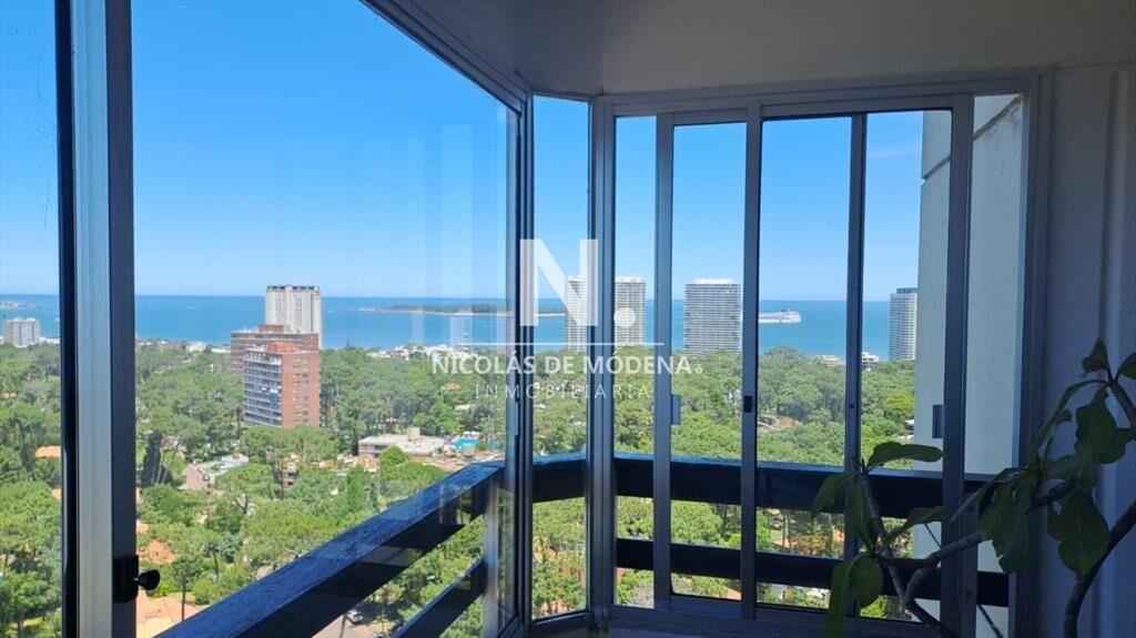 Vende apartamento de 2 dormitorios más servicio