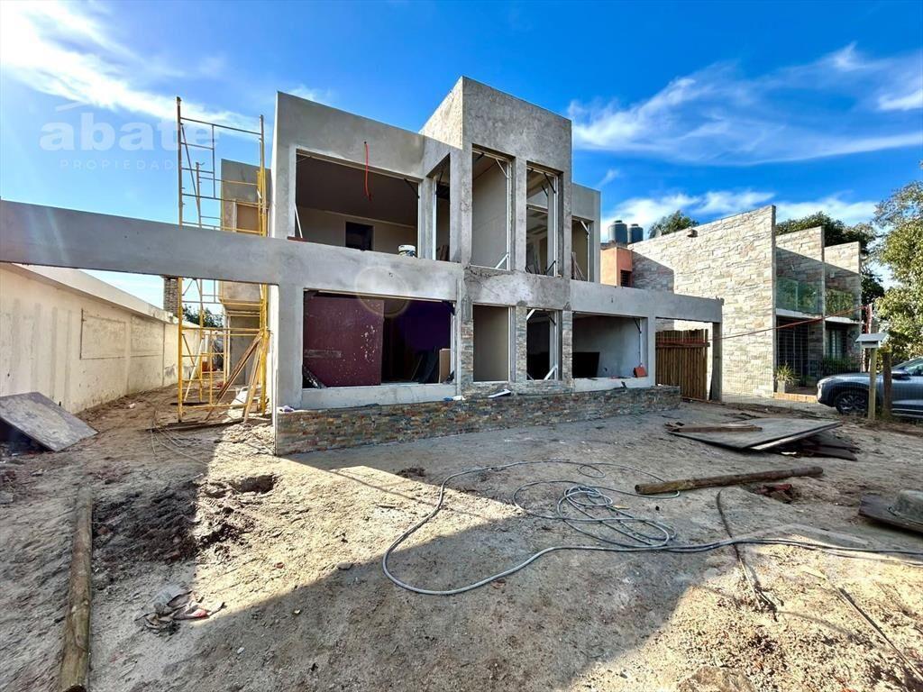 Venta casa de 4 dormitorios a estrenar cerca de la playa -
