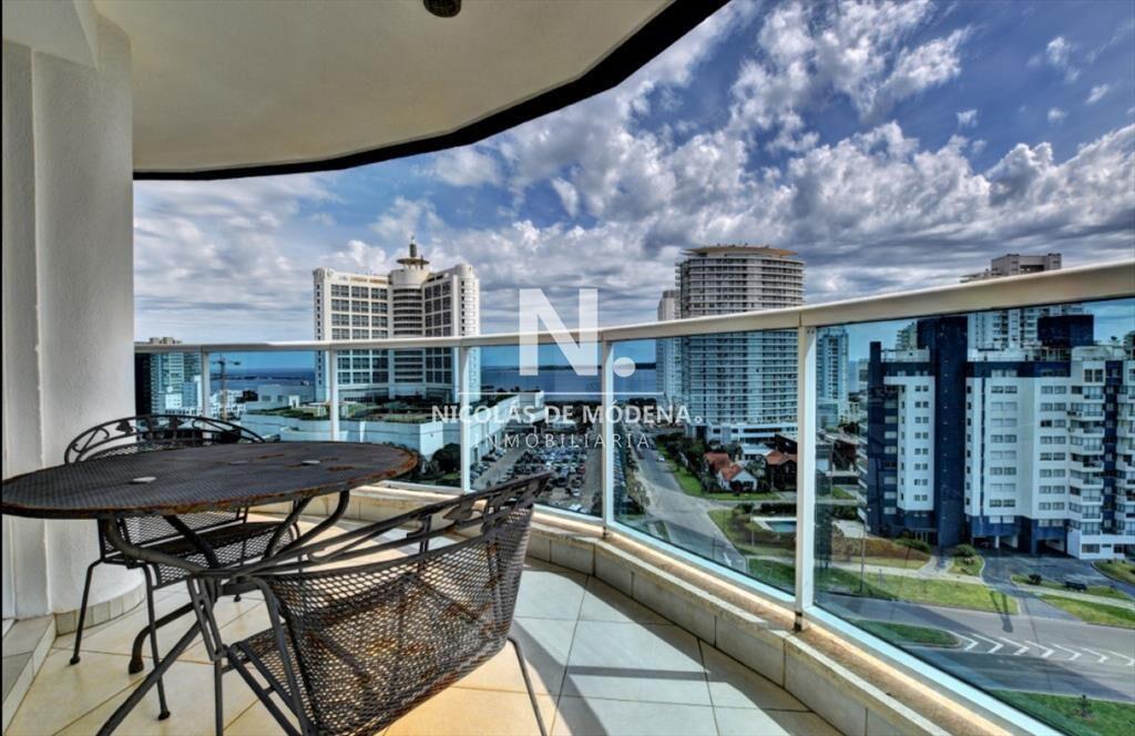 Vende apartamento de 3 dormitorios + servicio a