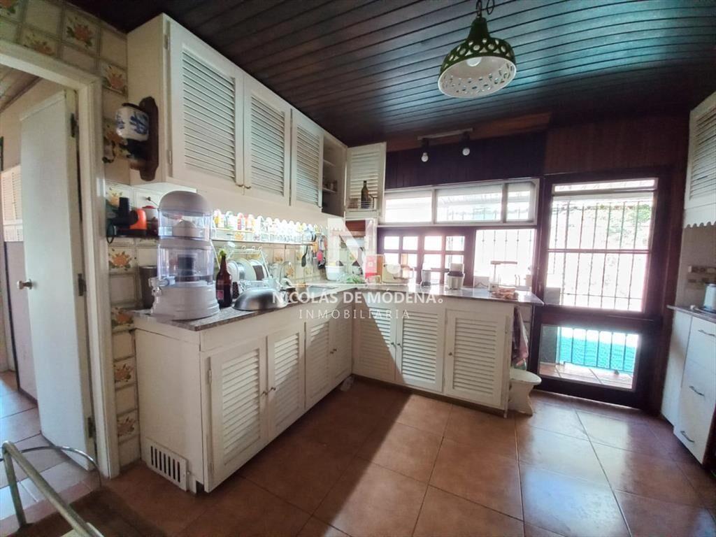 Vende casa de 4 dormitorios en Pinares, cerca del