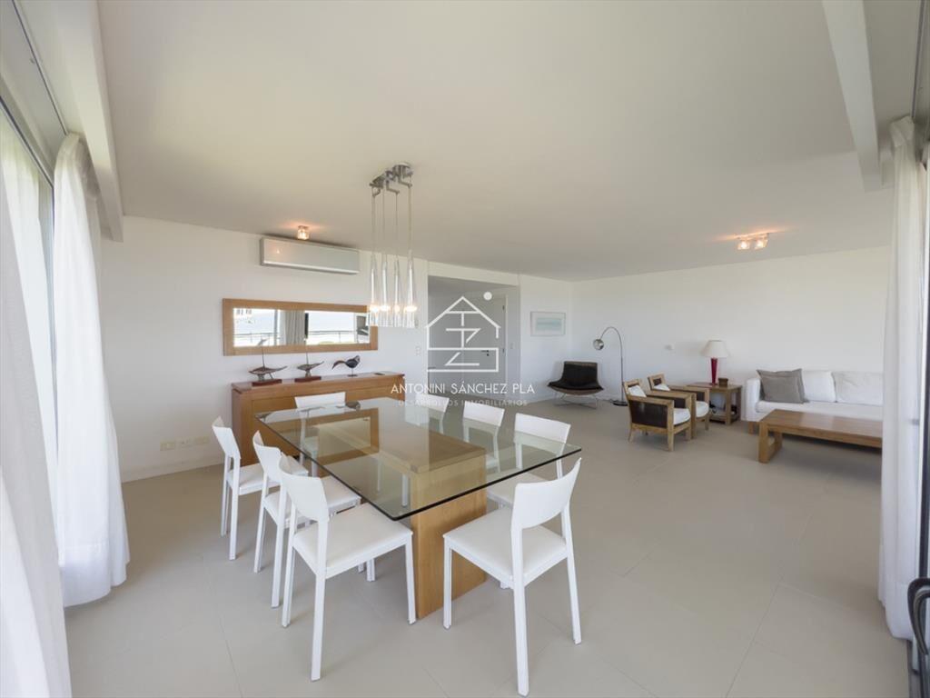 Apartamento ubicado frente al mar. 3 dorm + dependencia
