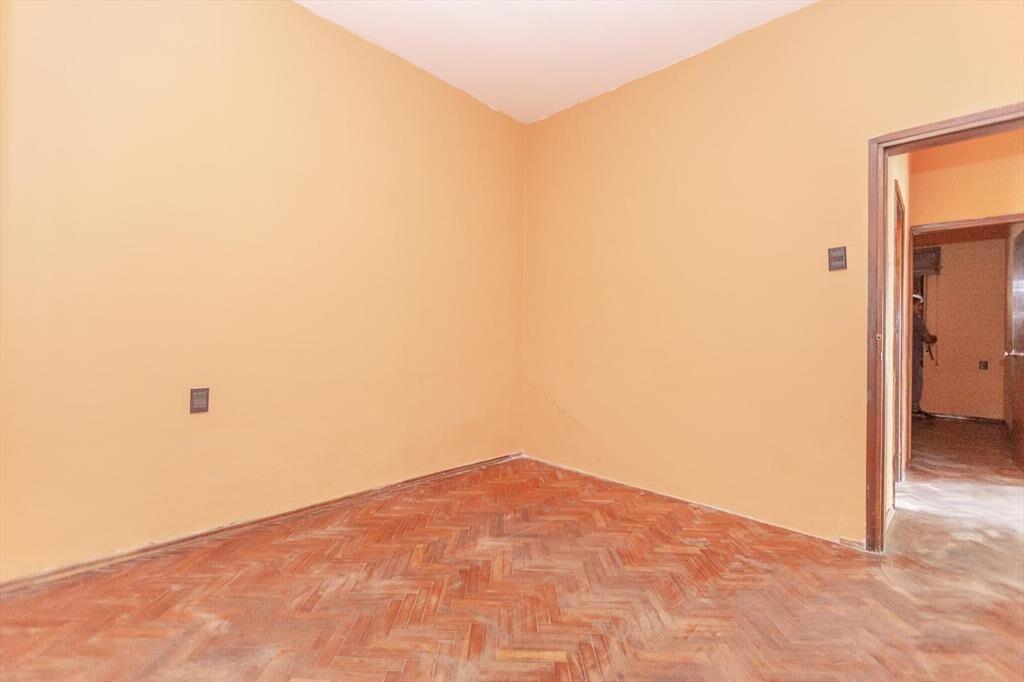 Casa en Esquina en Nuevo París : 2 Dormitorios, Cochera c/P