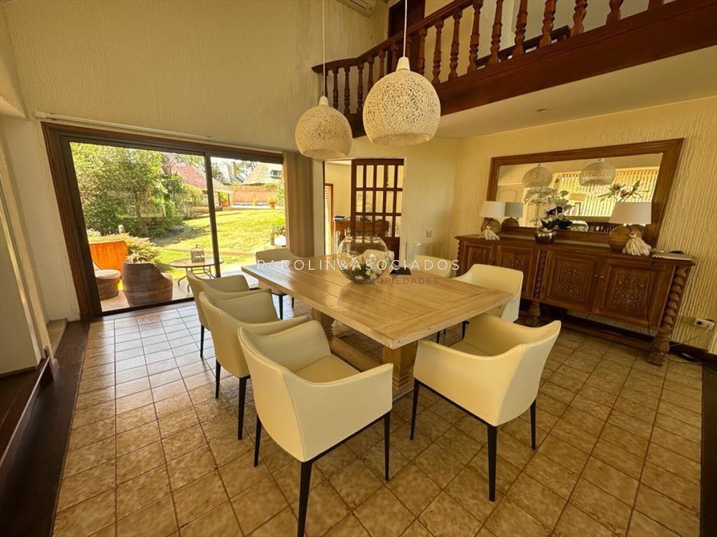 Excelente casa en venta de 5 dormitorios en Punta