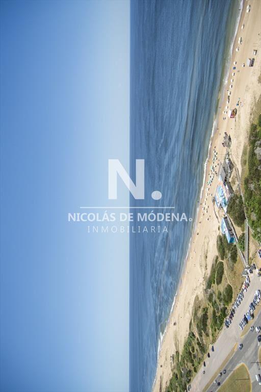A mentros del mar, en venta apartamento de 3 en