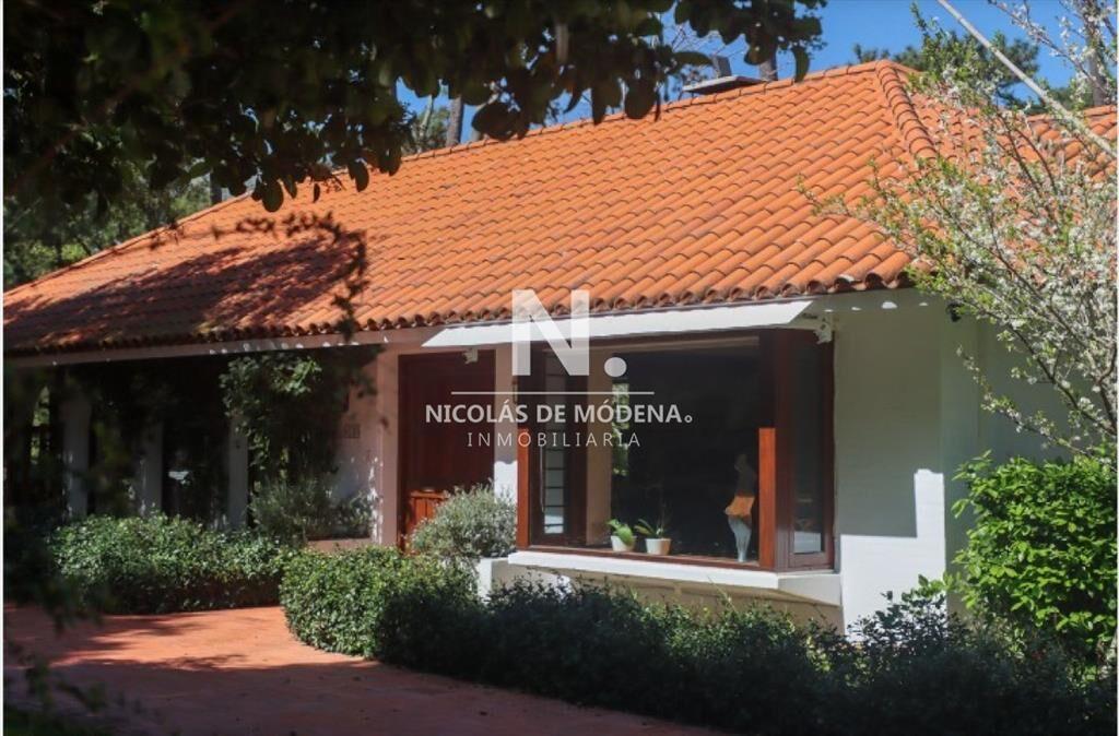 Vende casa en playa brava, Punta del Este de 5