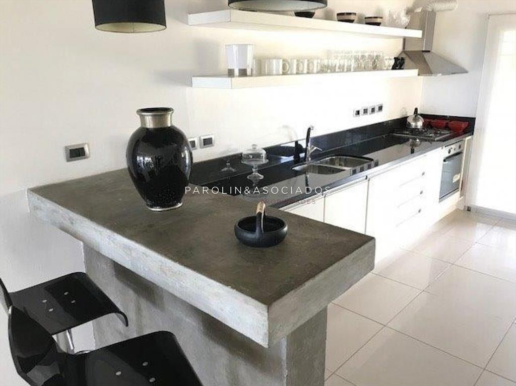 Hermosa casa en venta de 4 dormitorios frente al mar en Mon