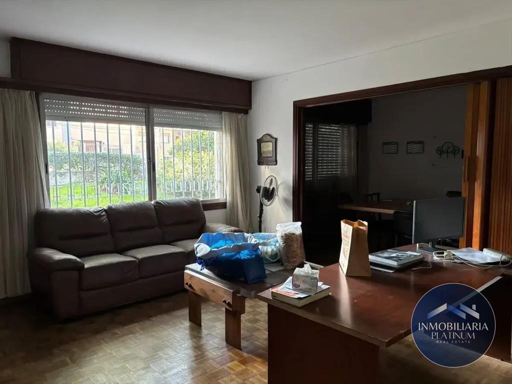 Casa en venta c/ cochera y amplio terreno en Parque Batlle