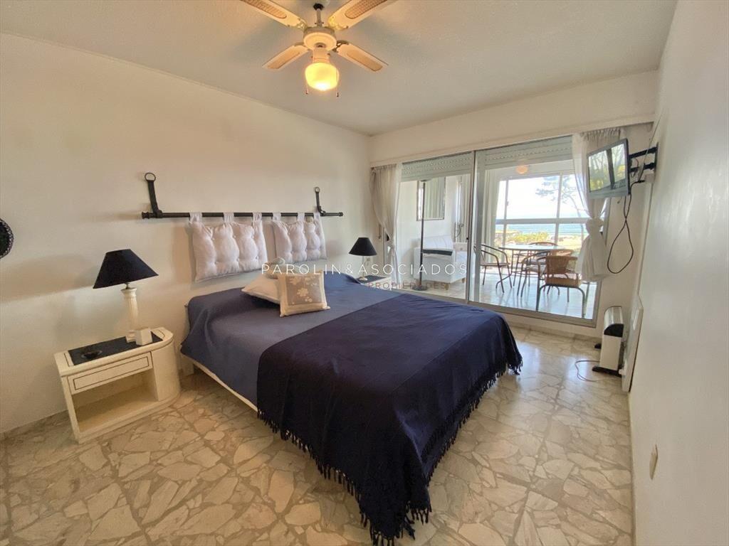 VENTA DE APARTAMENTO DE 2 DORMITORIOS Y SERVICIO FRENTE AL