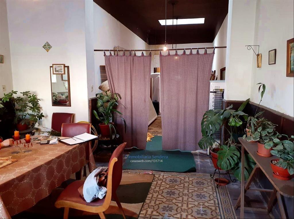 Amplio local comercial, sobre Agraciada, coc/comedor,2 bañ
