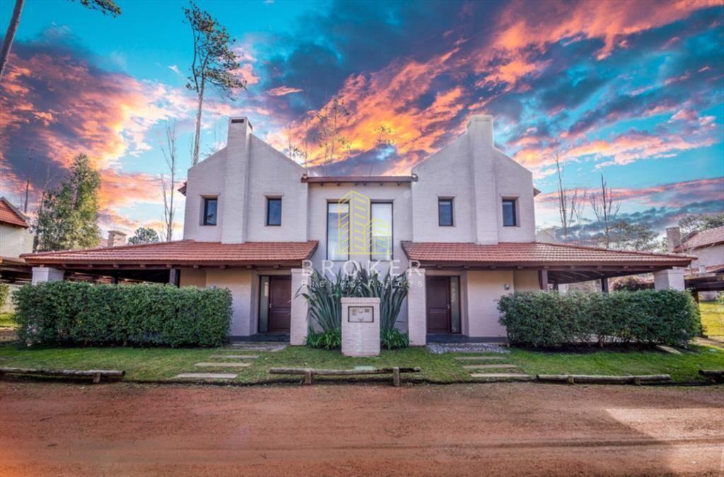 Venta de Duplex en Barrio Privado, Playa Mansa.