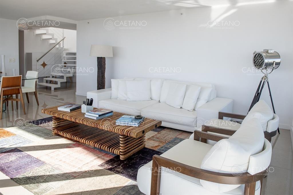 Vende departamento de 3 suites en Punta del Este.
