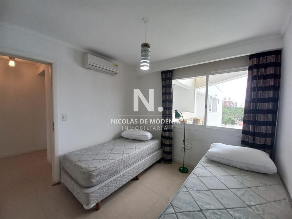 Vende apartamento de 2 dormitorios en Punta del