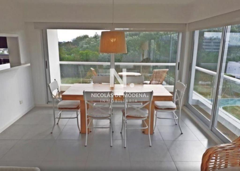 Vende apartamento de 2 dormitorios en Punta del