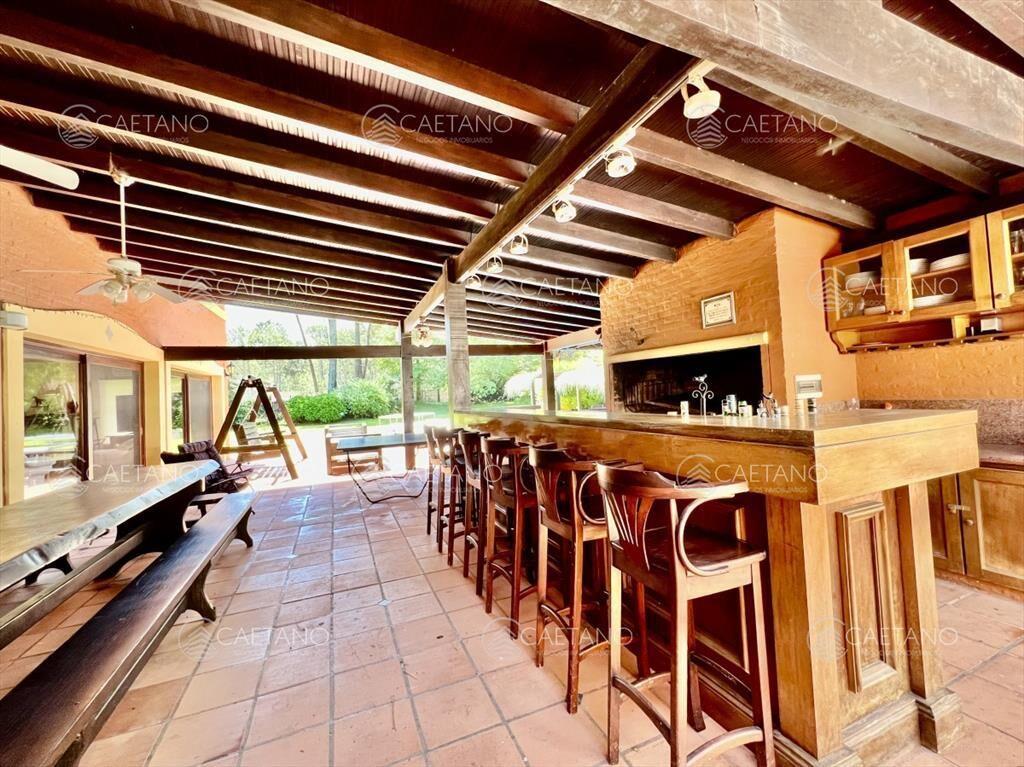 Casa en barrio residencial con 3000 m2 de parque