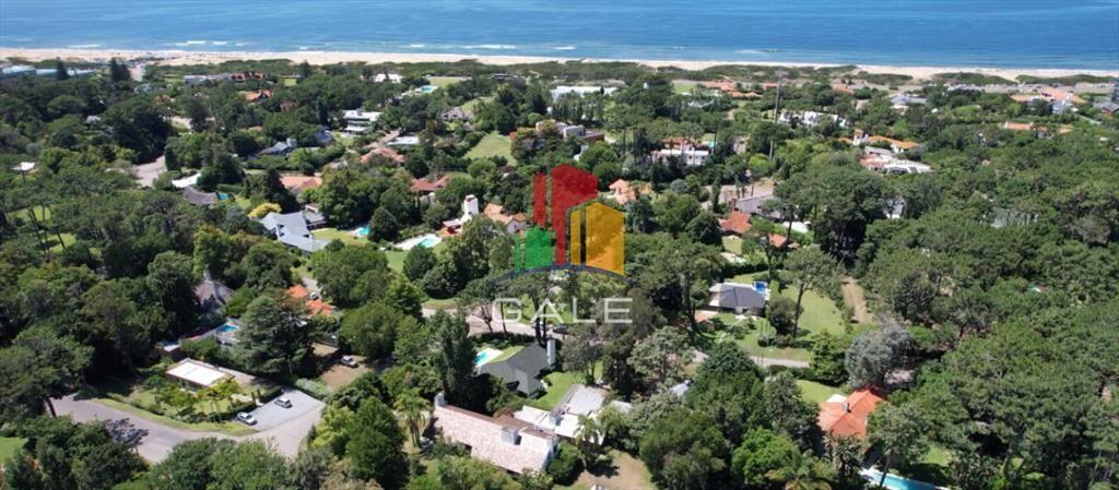 En venta casa en Barrio Golf, Punta del Este de 6