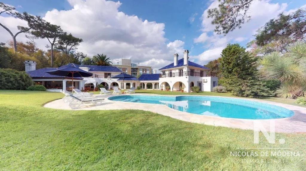 Venta de gran residencia a pasos de la playa Brava en RincÃ