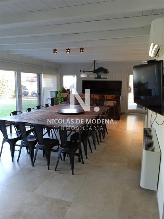 Vende casa de 8 dormitorios en Punta Ballena.