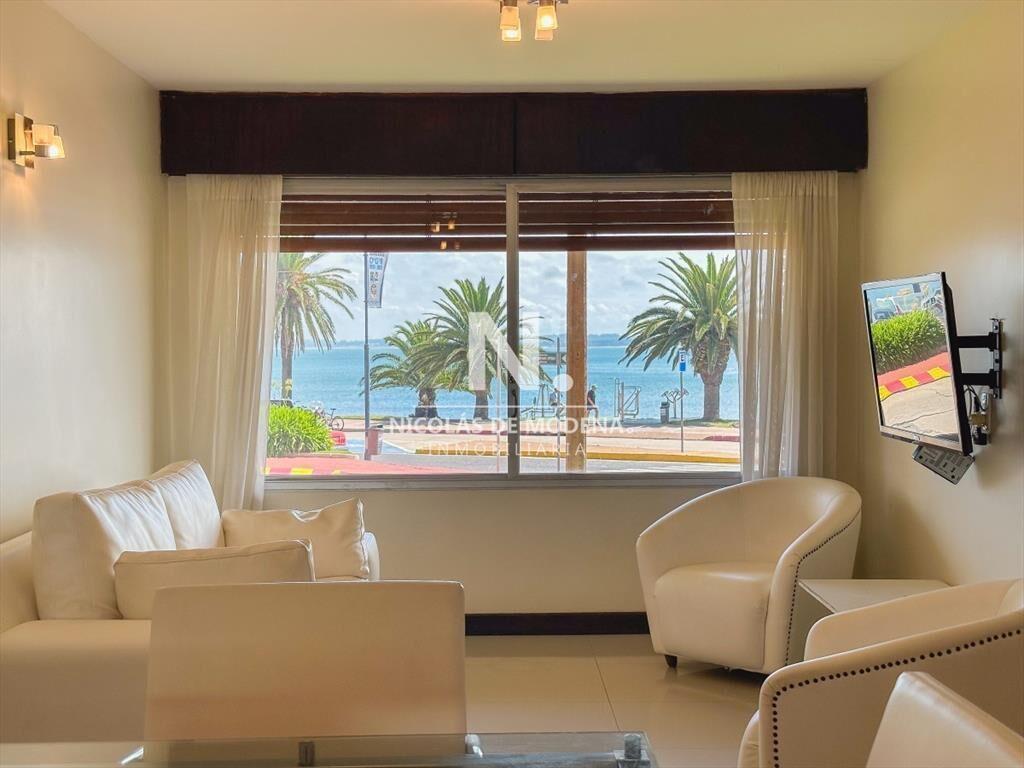 Vende impecable apartamento de 2 Dormitorios, a